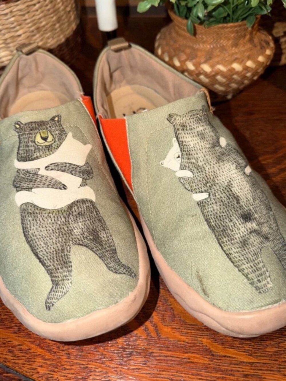 UIN Toledo Bear Hug slip-on’s Unisex Size 10